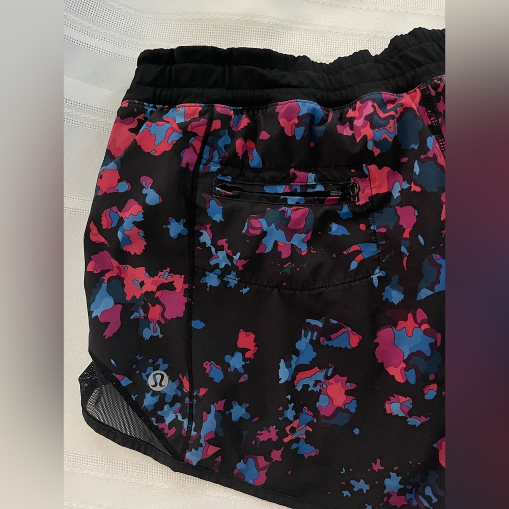 Lululemon hotty hot shorts 2.5 inch